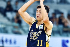 老大哥在场上干哈呢?周鹏半场毫无状态 8中1&三分4中1 老大哥在场上干哈呢?周鹏半场毫无状态 8中1&三分4中1