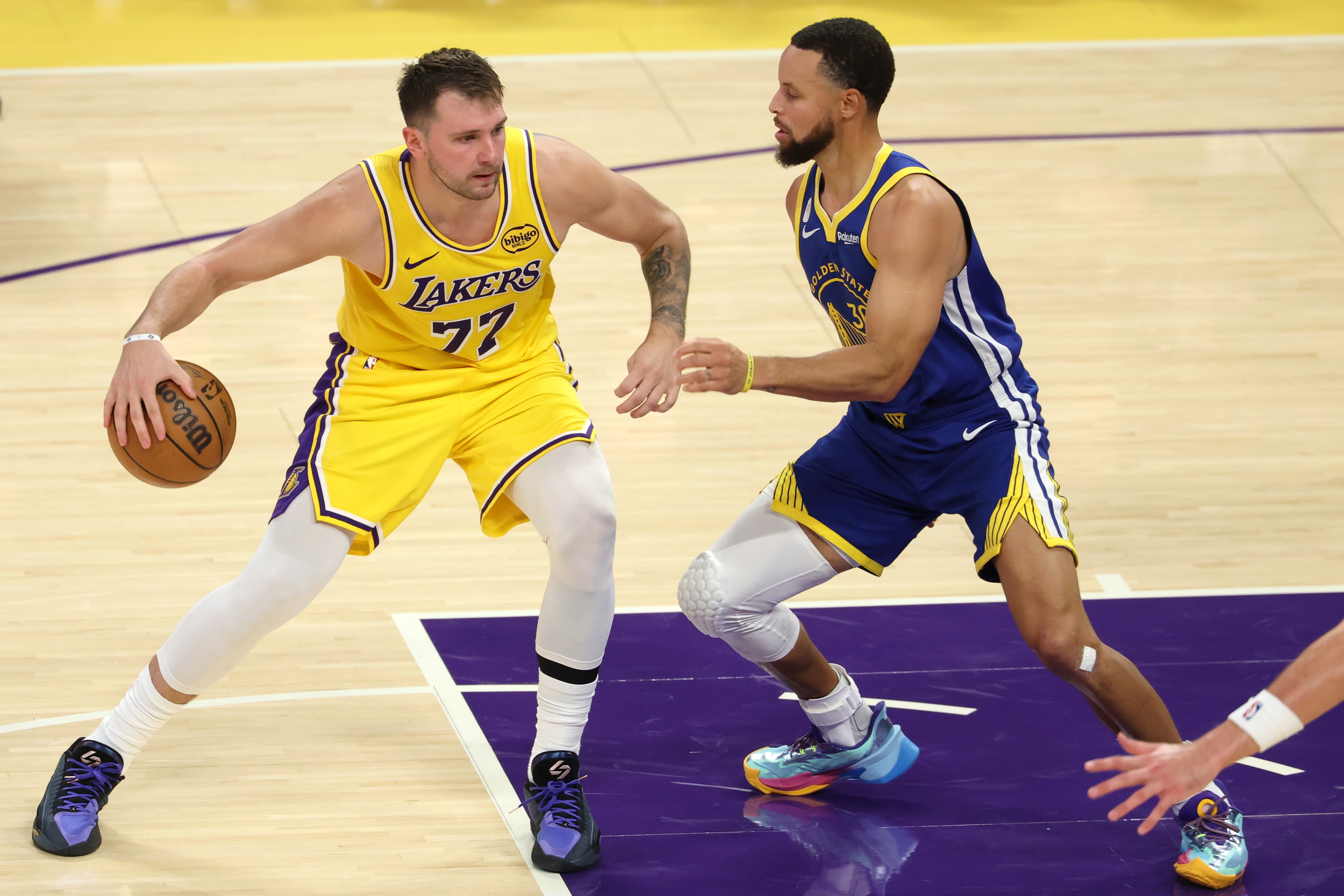 湖勇大战来袭!ESPN预测明日胜率:湖人64.5% 勇士35.5% 湖勇大战来袭!ESPN预测明日胜率:湖人64.5% 勇士35.5%